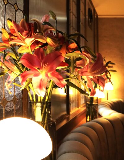 Große Vasen Mit Lilien Hoteldeko
